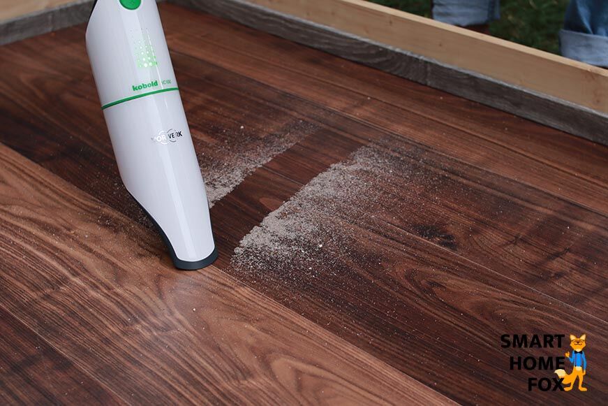 Man sieht den Kobold VC100, wie jemand damit den Boden absaugt. 